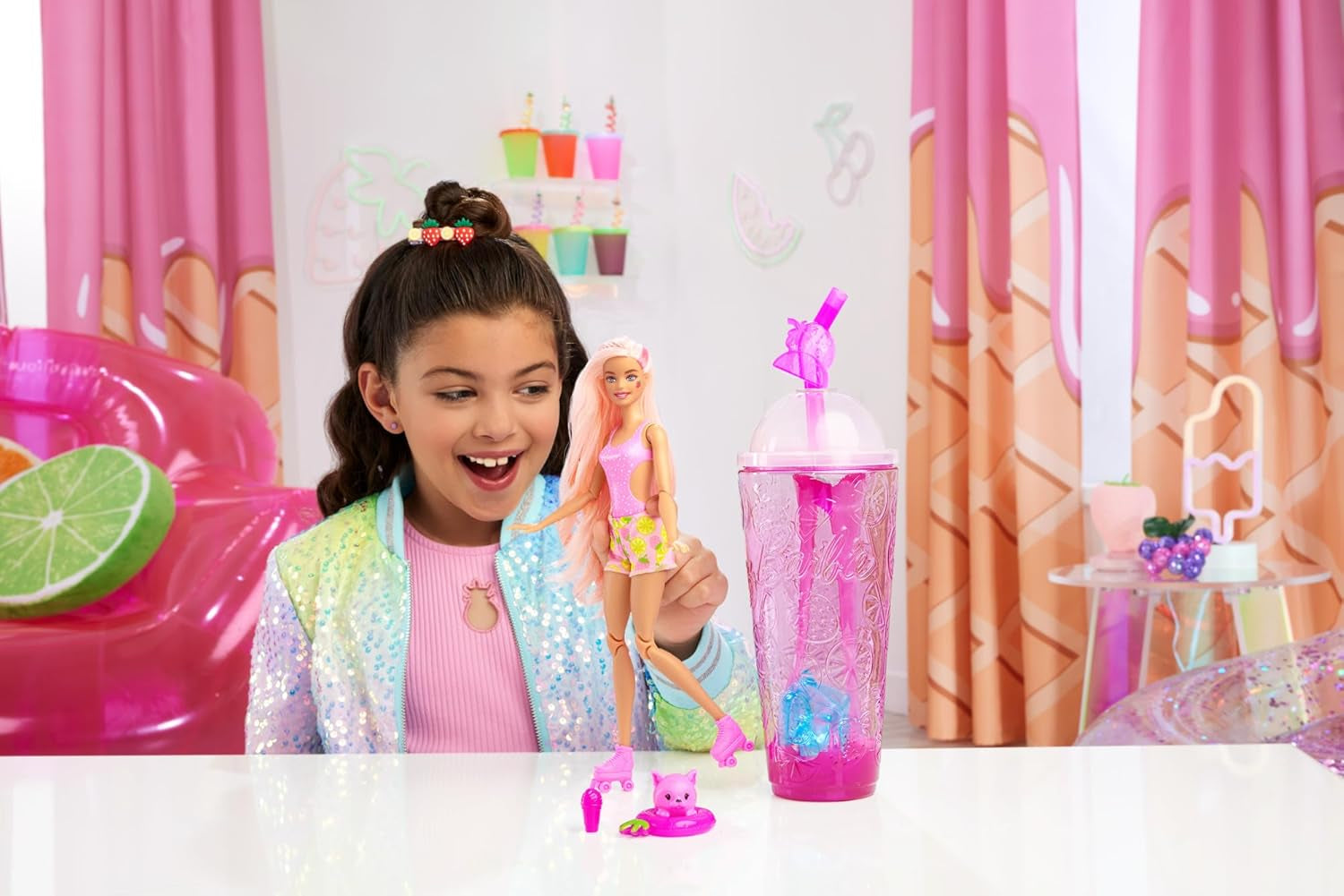 Barbie Pop Reveal Fruit - Verrassingspoppen met 8 fruitige verrassingen, waaronder een positioneerbare pop met de geur van aardbeienlimonade en een donzige puppy, vanaf 3 jaar, HNW41