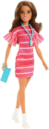 Barbie en Teresa Rezept für Freundschaft Teresa-Modepuppe mit unverkennbarem Outfit zum An- en Ausziehen, met accessoires inclusief een ketting, JCT02