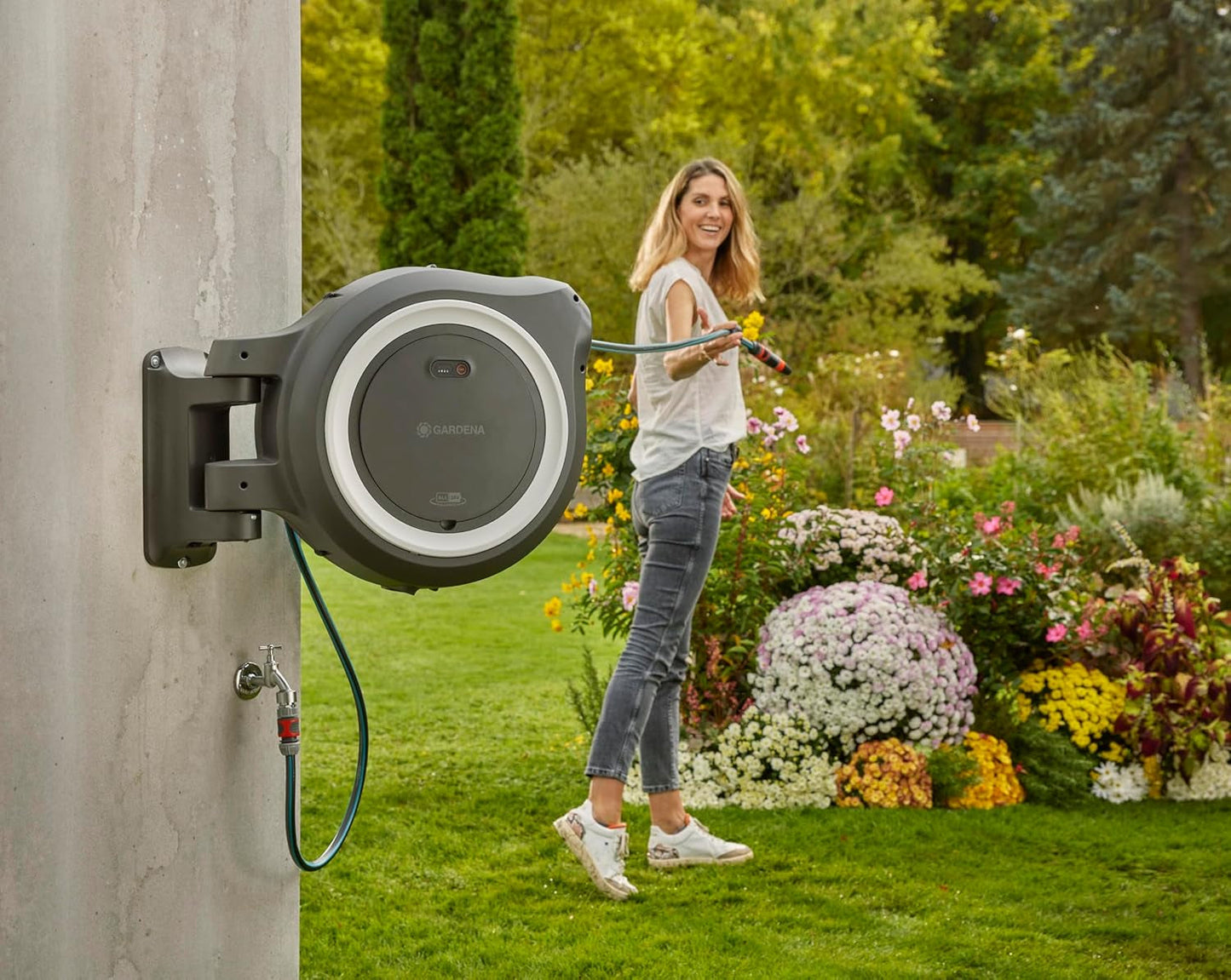 Gardena PowerRoll XXL Solo draadloze muurslangenbox: automatische slanghaspel met 40 m tuinslang, slanggeleider en RollControl, batterijvoeding, UV- en vorstbestendig (18647-55)