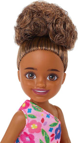Barbie Chelsea Club – HGT07 – 15 cm gelede roze bloemenpop voor meisjes van gemengd ras