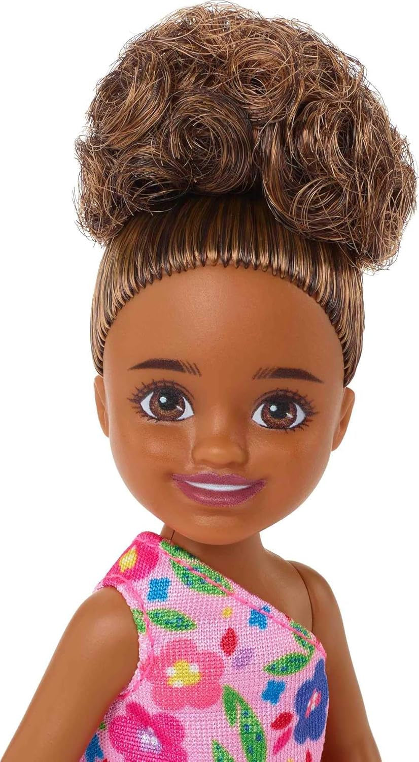 Barbie Chelsea Club – HGT07 – 15 cm gelede roze bloemenpop voor meisjes van gemengd ras