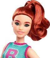 Barbie Fashionistas pop nr. 232 met rood haar, sportieve jersey top met B-print, paarse plooirok, polshorloge en sneakers, HYT90