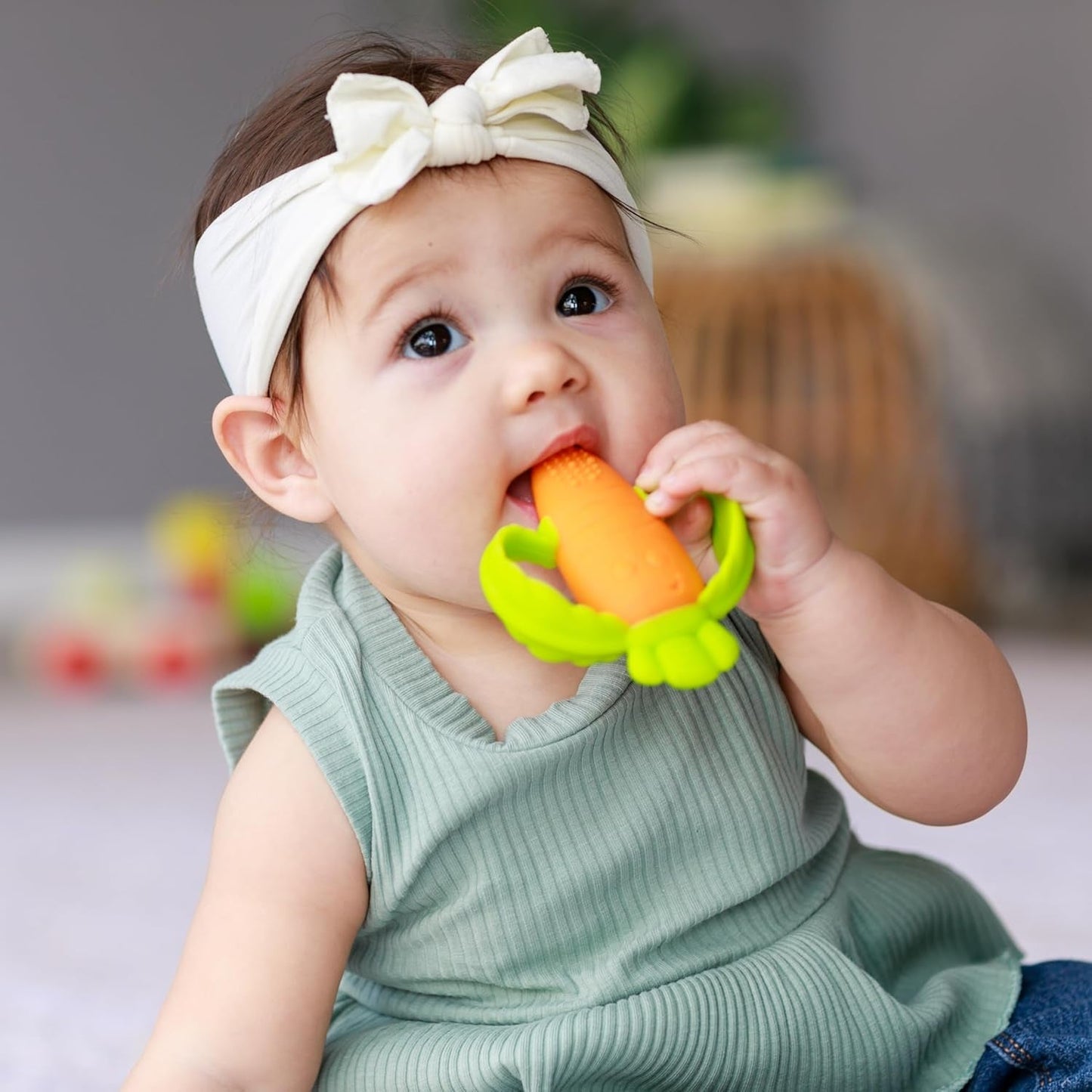 Infantino Lil' Nibbles, getextureerde siliconen bijtring, BPA-vrij babybijtringspeeltje, zacht, gemakkelijk vast te houden, zintuiglijke stimulatie voor zuigelingen, wortel