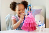 Barbie Hidden Magic - Eenhoornpop, roze jurk met saffierblauwe details, eenhoornhoofdband, afneembare saffiervleugels en staart, vanaf 3 jaar, HRR16