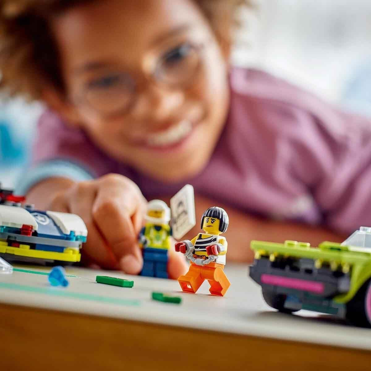 LEGO City Autoachtervolging met politieauto en muscle car, speelgoedtrein met 2 raceauto's, politiecadeau voor kinderen, jongens en meisjes vanaf 6 jaar, set met politieagent en minifiguren Ganovin 60415 Bouwsets Besuche den LEGO-Store
