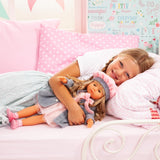 Bayer Design 94635AX Charlene functionele pop met slaperig haar en ogen, spreekt en zingt 90 zinnen, 2 gedichten en 8 liedjes, 46 cm, pop met meerdere accessoires, 1,30 kg, roze, grijs