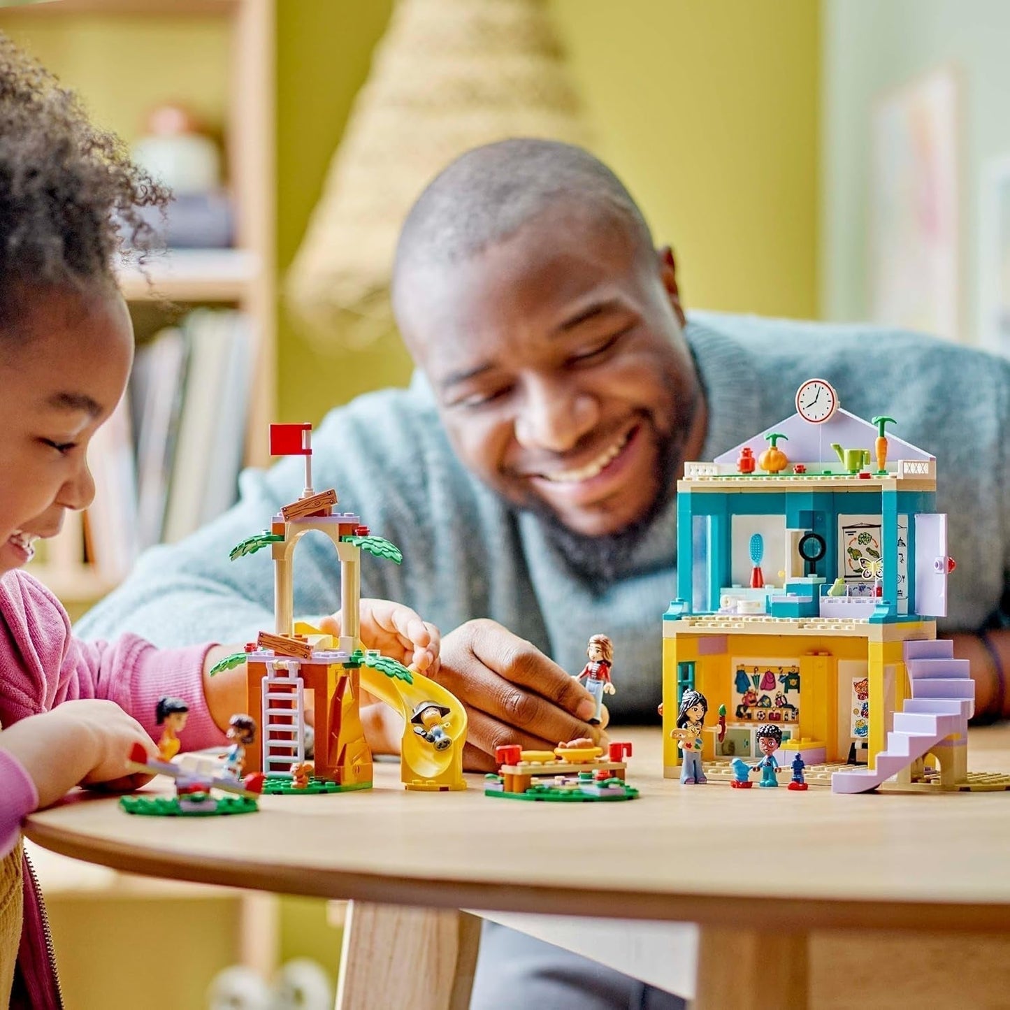 LEGO Friends Heartlake City Kleuterschoolspeelset voor meisjes en jongens van 4 jaar oud Creatief rollenspel met 2 figuren en 4 microfiguren Sociaal ontwikkelingsspeelgoed 42636 Bouwsets Besuche in LEGO-Store