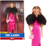 BARBIE Keeley Jones - Ted Lasso geïnspireerde verzamelpop, felroze zijden midi-jurk, gouden hoge hakken, zwarte cape, gouden oorringen, roze tas, voor kinderen vanaf 3 jaar, HJW92