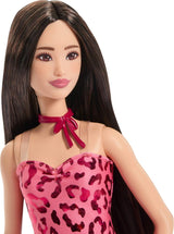 Barbie Fashionistas pop nr. 246 in een roze strapless jurk met luipaardprint, zwart haar en accessoires zoals een strikketting en laarzen, JJN59