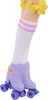 Dream Besties Barbie-pop en accessoires, Fashion Barbie Renee-pop met rolschaatsen en zwart haar, 12 thema-accessoires met video's en eten, JFX99