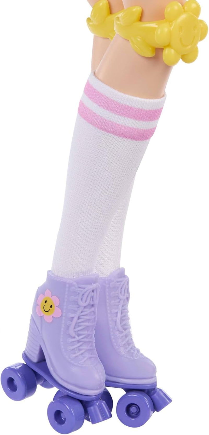 Dream Besties Barbie-pop en accessoires, Fashion Barbie Renee-pop met rolschaatsen en zwart haar, 12 thema-accessoires met video's en eten, JFX99