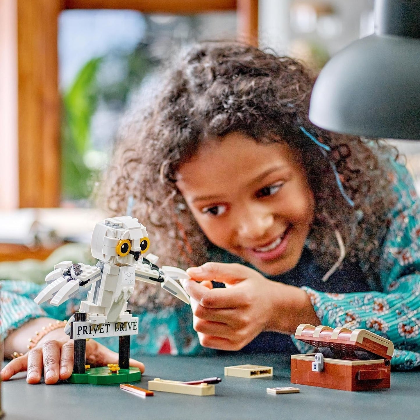 LEGO Harry Potter Hedwig in Privet Drive 4 Kinderspeelgoed-uilset, bouwbare dierenfiguur met Zweinstein-koffer, klein cadeautje voor jongens, meisjes en alle fans vanaf 7 jaar 76425 Bouwsets Besuche den LEGO-Store
