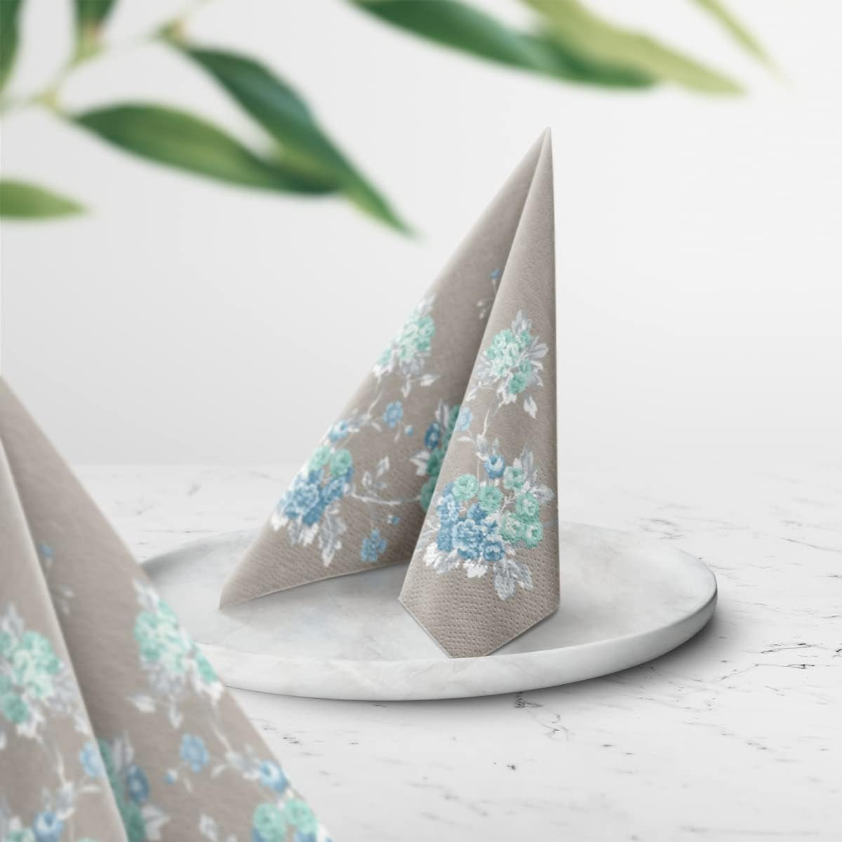 PAW - 3-laags servetten (33 x 33 cm) I 20 stuks I Perfect voor verjaardagen, feesten, bruiloften, communies en feestdagen I Kleurrijke papieren servetten - elegante bloemen I Kleur: rustige tuin