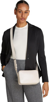 Calvin Klein crossbodytas Cameratas met reliëflogo en ritssluiting Damestassen Naty Shop