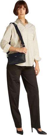 Calvin Klein schoudertas voor dames Must cameratas Mono brede schouderband, zwart (Ck Black), levensgrote damestassen Naty Shop