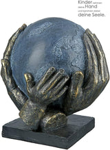 Casablanca modern design GILDE Deco Sculptuur Figuur Red de wereld - Wereldbol in handen - Hoogte 19 cm Beeldjes en sculpturen Naty Shop