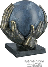 Casablanca modern design GILDE Deco Sculptuur Figuur Red de wereld - Wereldbol in handen - Hoogte 19 cm Beeldjes en sculpturen Naty Shop