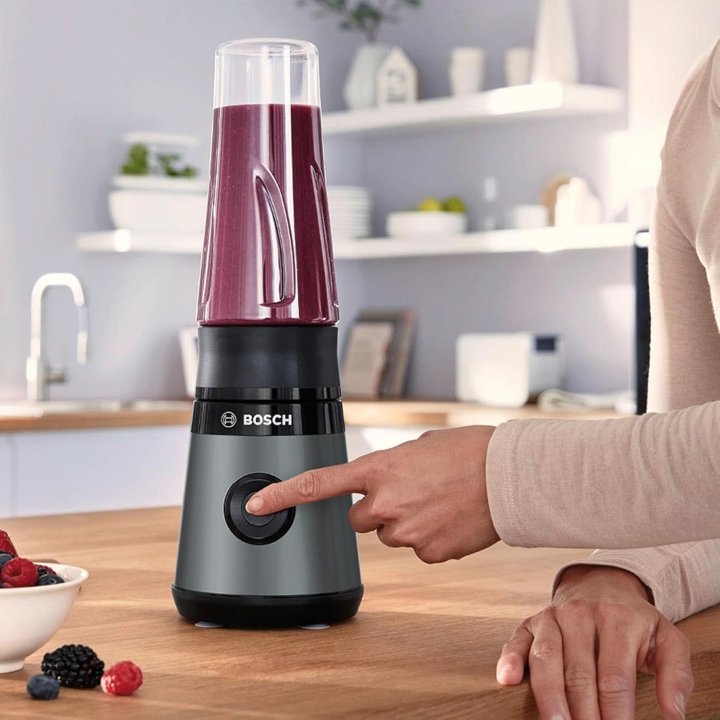Bosch Mini-Standmixer Vitapower Serie 2 MMB2111S, Highspeed-Mixer, Bis Zu 40.000 Rpm, Tritan Togo-Flasche 0,6 L, Trinkdeckel, Bruchsicher, Spülmasch.Geeignete Teile, 450W, Zilver/Schwarz Keuken Naty Shop