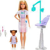 Barbie Tandartspop, modepop met blond haar, blauwe jurk en laboratoriumjas, 1 kinderpop, examenaccessoires en diverse accessoires, JCR74
