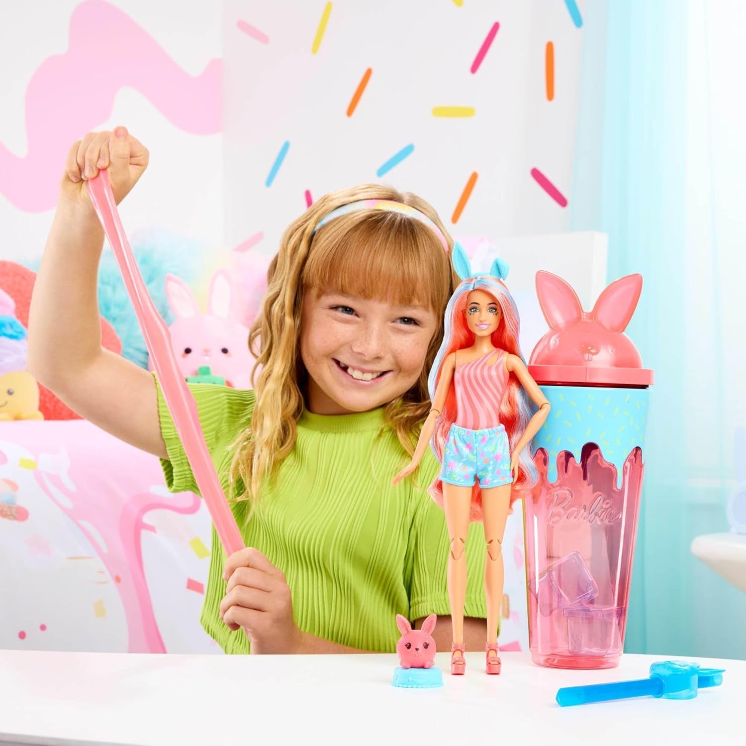 Barbie Pop Onthullingspop en accessoireset Shakes-serie Leuk geurend katje Modepop en huisdier met 8 verrassingen, waaronder van kleur veranderende JCN87