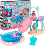 Gabby's poppenhuis, Purific Pool Party-speelset met Gabby- en Meerkat-figuren en Deluxe kamer, taart bakken, taart keuken