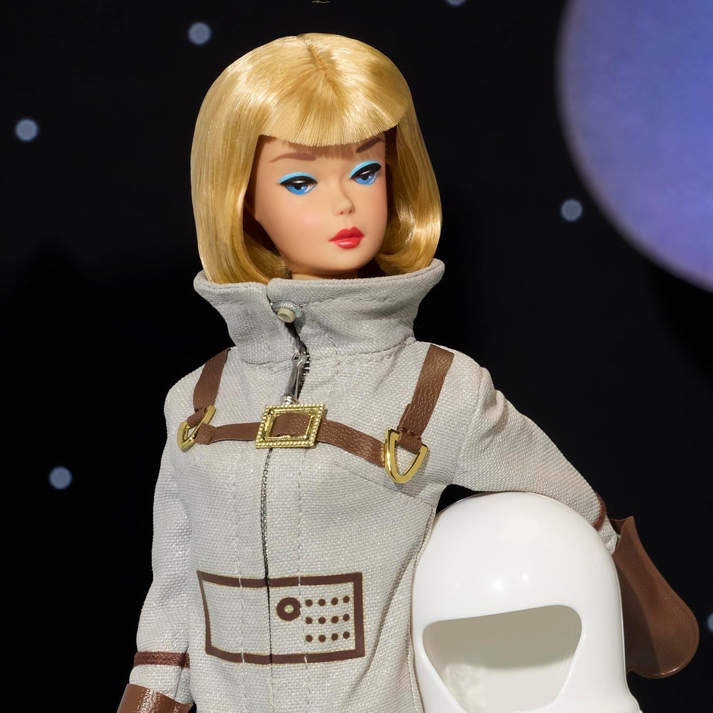Mattel Barbie Miss Astronaut verzamelpop met zilveren pak, ruimtelaarzen en helmaccessoire, vintage reproductie van origineel uit 1965, JBJ48 Naty Shop-poppen