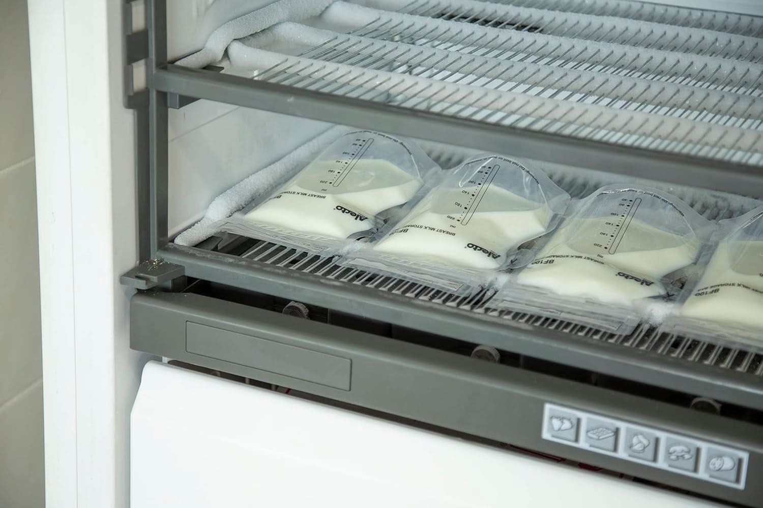 BF100 Bewaarzakje voor moedermelk - Zakje voor moedermelk - inhoud 220 Ml - 100 stuks - Transparant Voedings- en Borstvoedingsaccessoires Bebe Naty Shop
