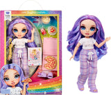 Rainbow High Junior High PJ Party Doll - Violet - 22 cm met zachte jumpsuit, pantoffels en speelaccessoires - Kinderspeelgoed - Ideaal voor 4-12 jaar