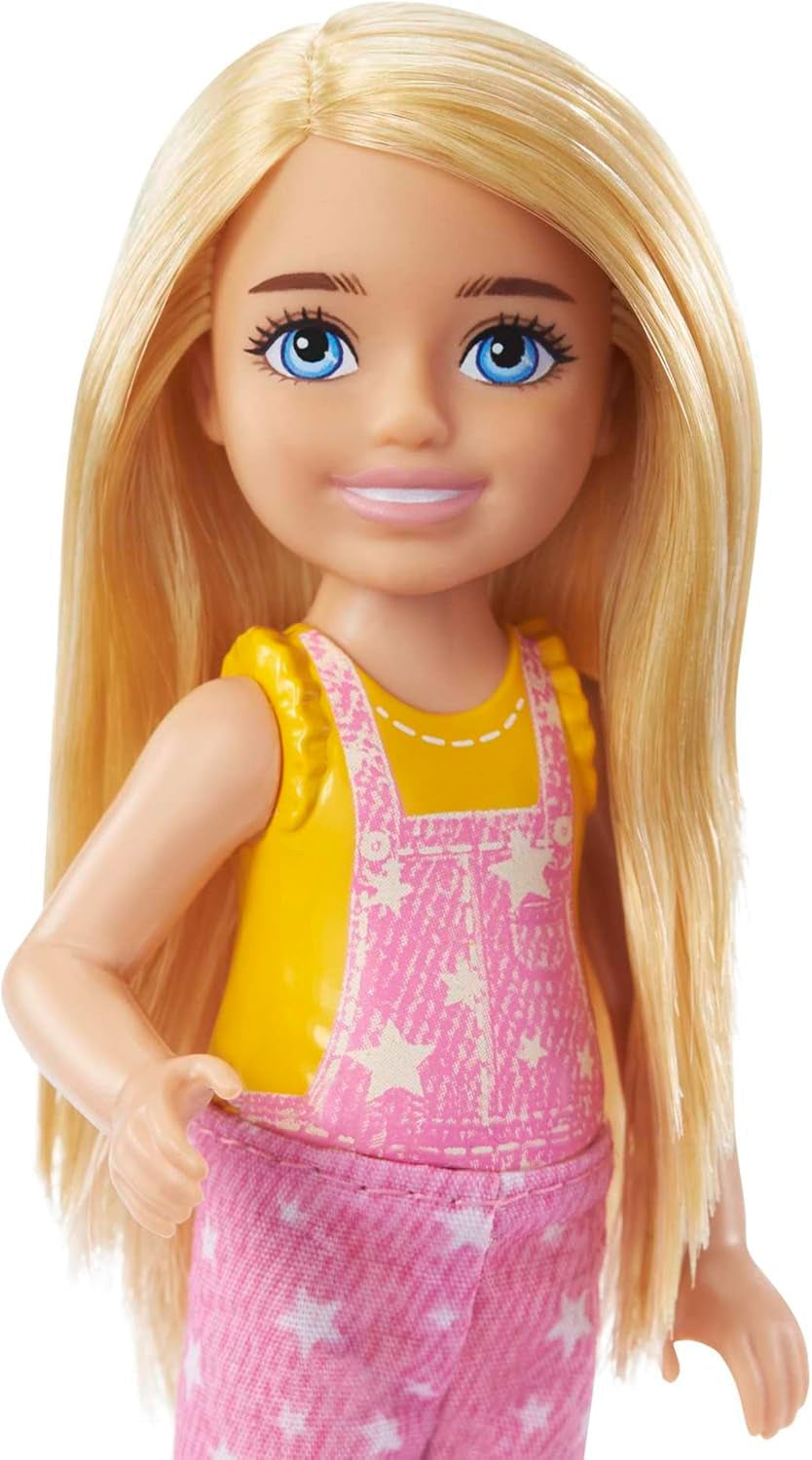 Barbie Chelsea-serie, Chelsea-pop kamperen met blond haar, huisdieruil, slaapzak, kussen, zaklamp, verrekijker, kampeeraccessoires, kindercadeau, speelgoed voor 3 jaar en ouder, HDF77