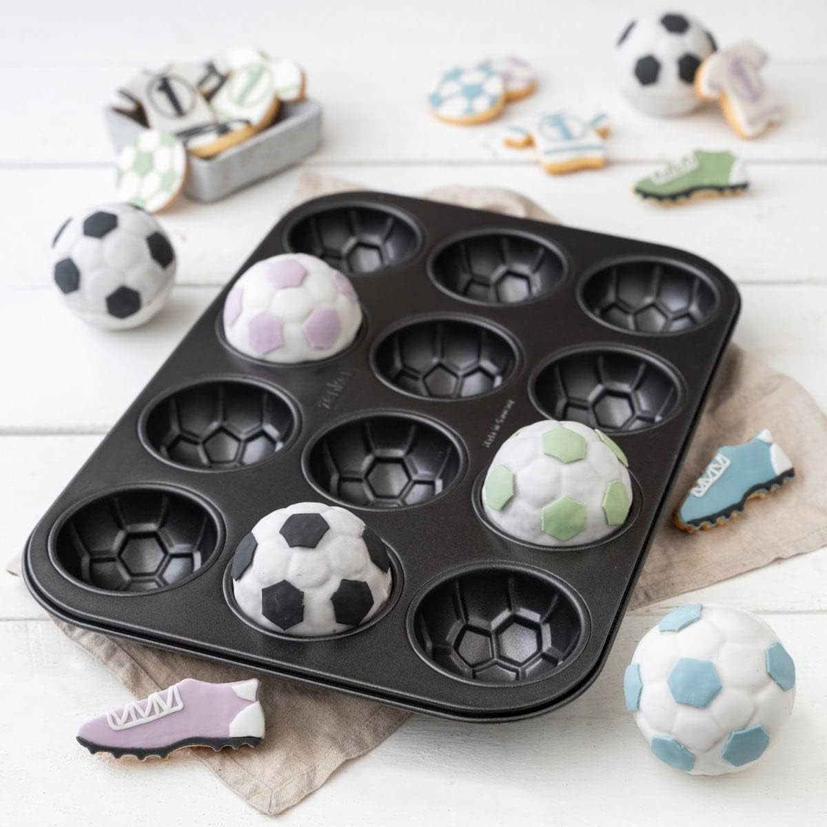 Zenker 12Er Muffinform – Muffinbackblech Für Muffins en Cupcakes Aus Der Serie Soccer Baking– Hitzebeständiges 12Er Muffinblech Mit Antihaftbeschichtung, Schwarz Vormen en bakplaten Naty Shop