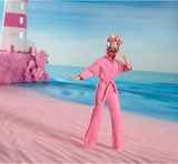 BARBIE THE MOVIE Margot Robbie - Puppe mit Kaugummi-Rosa Jumpsuit, Messy Updo, Sonnenbrille, Kopftuch, Wedge-Sneakers, Sammlerverpackung, voor kinderen vanaf 3 jaar, HRF29