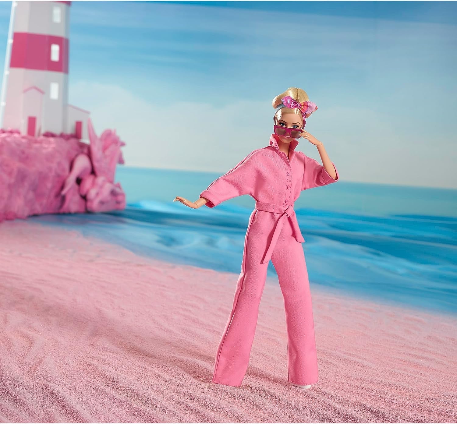 BARBIE THE MOVIE Margot Robbie - Puppe mit Kaugummi-Rosa Jumpsuit, Messy Updo, Sonnenbrille, Kopftuch, Wedge-Sneakers, Sammlerverpackung, voor kinderen vanaf 3 jaar, HRF29