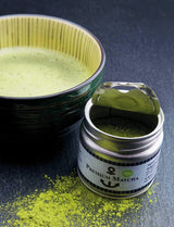 Premium biologische matcha uit Japan, ceremoniële kwaliteit, vrij van pesticiden, extra fijn poeder in doos van 30 g, intense en delicate smaak van groene thee, geschikt voor latte, smoothie, ceremoniële kwaliteit