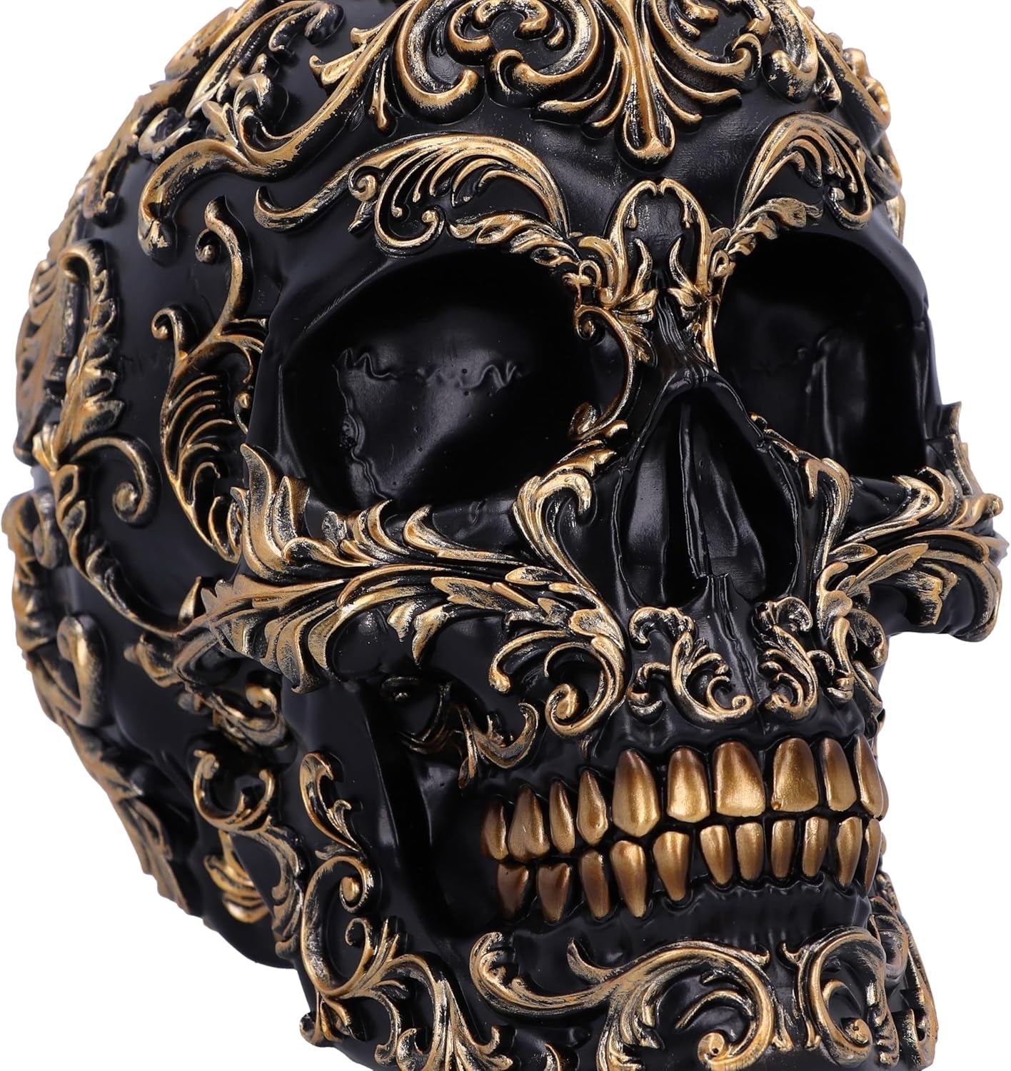 Renaissance-schedel, 19 cm, hars, zwart en goud, goud barokpatroon, zwart schedelornament, gotische decoratie, gegoten in de beste synthetische hars, met de hand geschilderd door experts Beeldjes en sculpturen Naty Shop