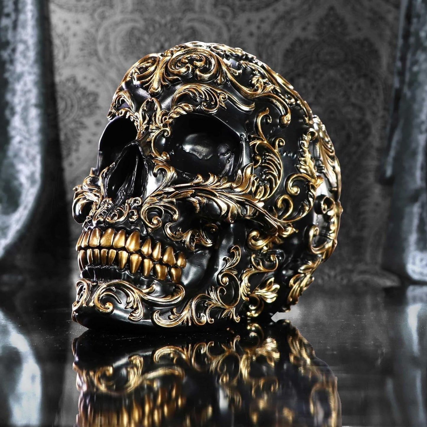 Renaissance-schedel, 19 cm, hars, zwart en goud, goud barokpatroon, zwart schedelornament, gotische decoratie, gegoten in de beste synthetische hars, met de hand geschilderd door experts Beeldjes en sculpturen Naty Shop