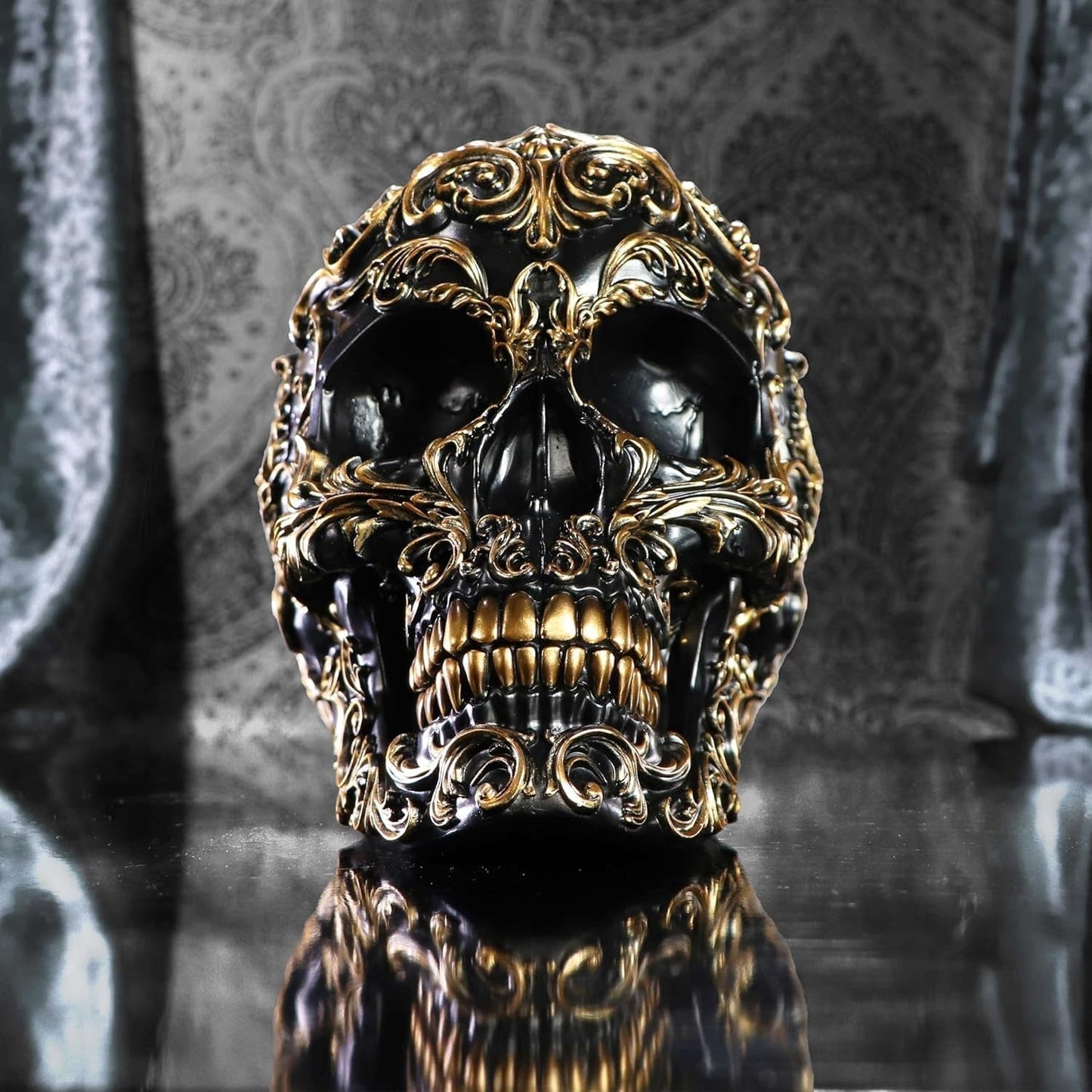 Renaissance-schedel, 19 cm, hars, zwart en goud, goud barokpatroon, zwart schedelornament, gotische decoratie, gegoten in de beste synthetische hars, met de hand geschilderd door experts Beeldjes en sculpturen Naty Shop