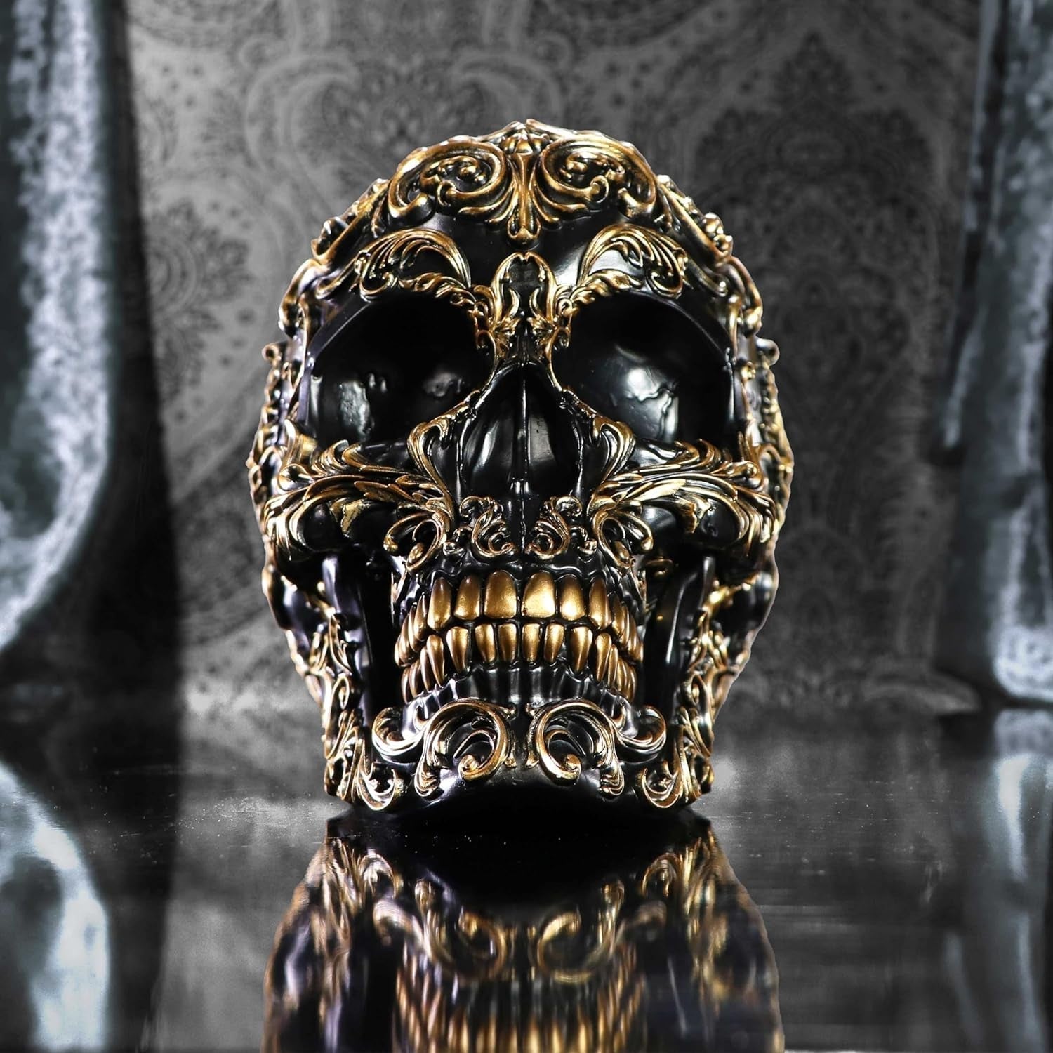 Renaissance-schedel, 19 cm, hars, zwart en goud, goud barokpatroon, zwart schedelornament, gotische decoratie, gegoten in de beste synthetische hars, met de hand geschilderd door experts Beeldjes en sculpturen Naty Shop