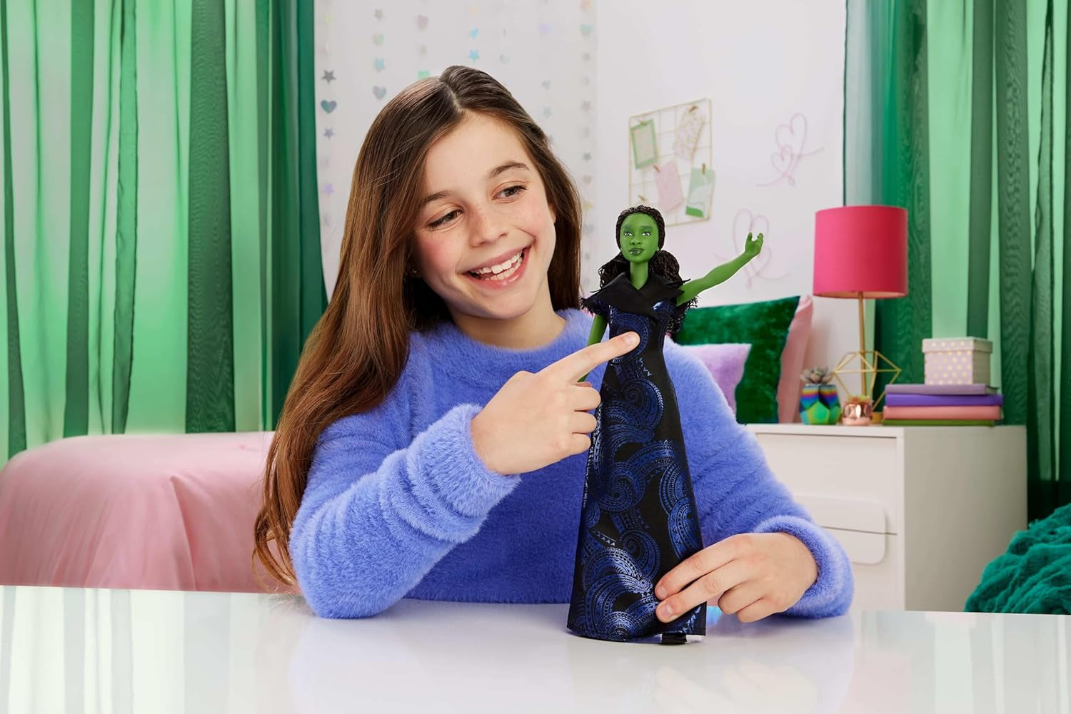 Mattel Wicked: for Good zingende Elphaba modepop van Universal Pictures met afneembare, op film geïnspireerde outfit zingt "for Good" in het Engels, JFM09