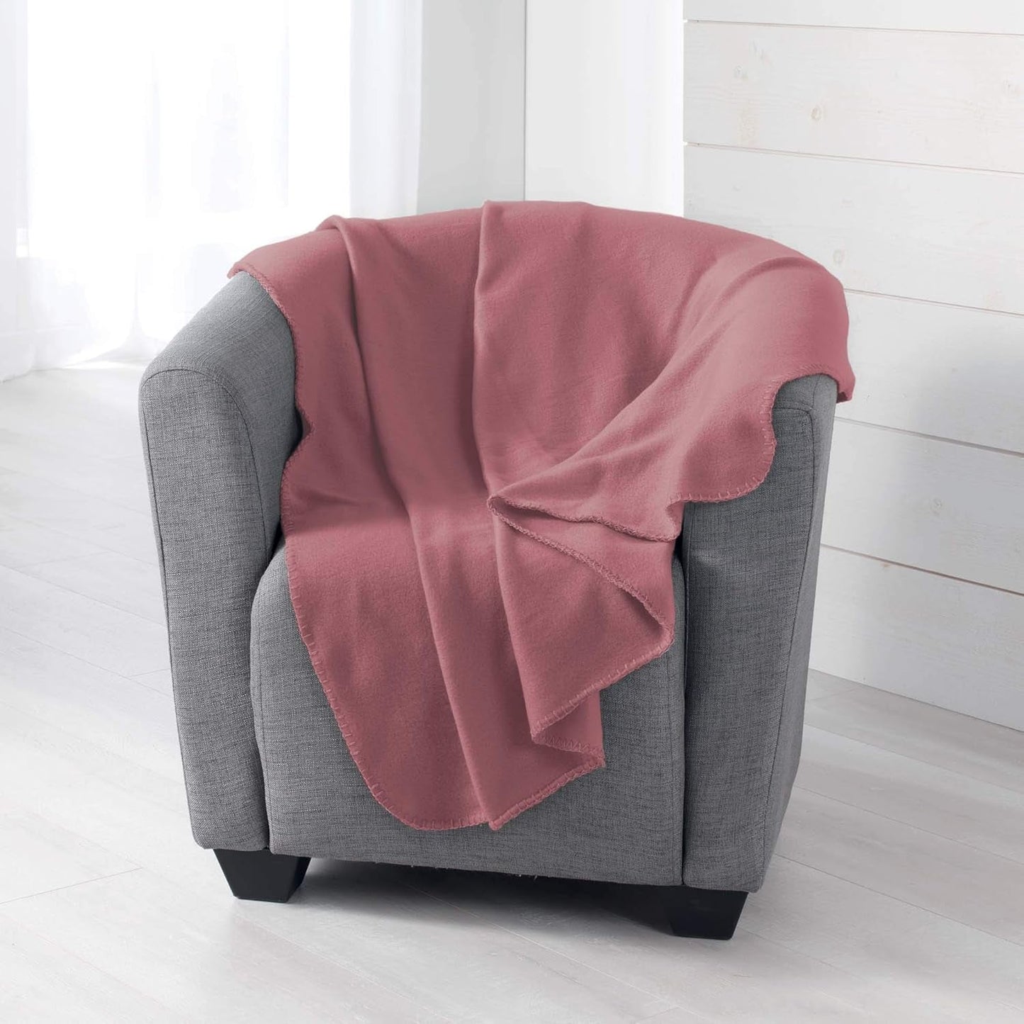 Douceur D'Intérieur, Milou fleecedeken antiek roze, 125 X 150 Cm Bedden en Dekens Douceur d'Intérieur Donkerroze 125 X 150 Cm