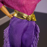 Barbie Signature Debbie Allen Tribute Collection-pop in off-shoulder top, gouden riem en paarse broek en legging met franjes, JBJ24