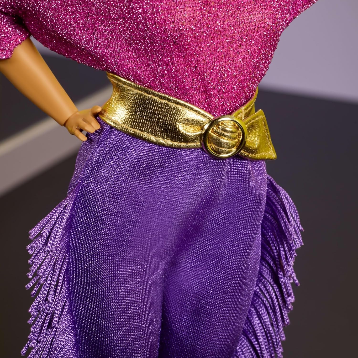 Barbie Signature Debbie Allen Tribute Collection-pop in off-shoulder top, gouden riem en paarse broek en legging met franjes, JBJ24