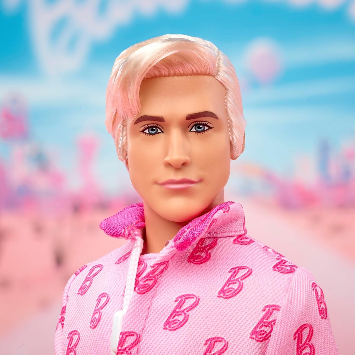 Barbie The Movie - Ken-Sammelpuppe, Ryan Gosling als Ken in rosafarbenem Overall met "B"-opdruk, witte sneaker en bunten Inlineskates, JCP80