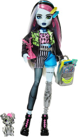 Monster High Frankie Stein-pop in spijkerjasje en korte broek, inclusief haar puppy Watzie en accessoires zoals een rugzak, snack en notitieboekje, HXH73