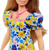 Barbie Fashionistas-pop, ontwikkeld in samenwerking met de National Down Syndrome Society, met blond haar en een moderne outfit in een gebloemde jurk en witte sneakers, voor kinderen vanaf 3 jaar, HJT05