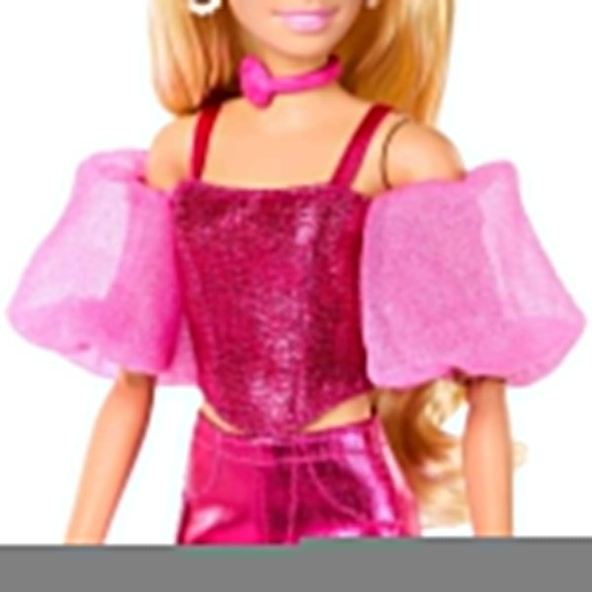 Barbie Deluxe Style #5 pop in een metallic roze blonde outfit met een sprankelend lijfje en een glitterbroek, met accessoires waaronder een roze ketting en een handtas, JFP40