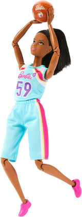 Barbie Made to Move-pop en accessoires, brunette basketbalspeler met afneembare sportjurk en bal, 22 gelede gewrichten, HKT74