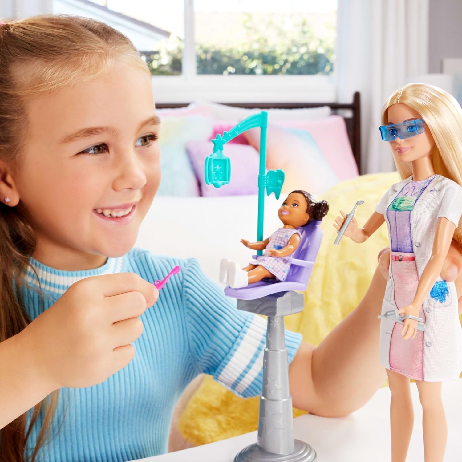 Barbie Tandartspop, modepop met blond haar, blauwe jurk en laboratoriumjas, 1 kinderpop, examenaccessoires en diverse accessoires, JCR74