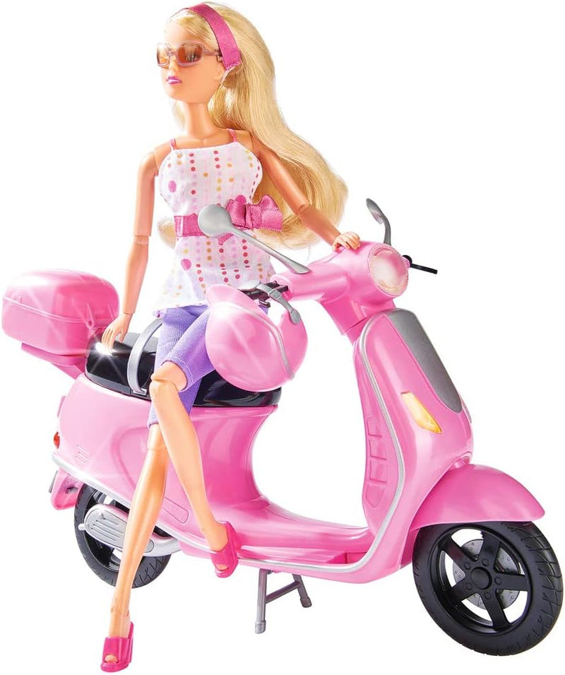 Simba 105730282 - Steffi Love Chic stadsscooter, Steffi met roze scooter met helm en helmvak, modepop, 29 cm, voor kinderen vanaf 3 jaar