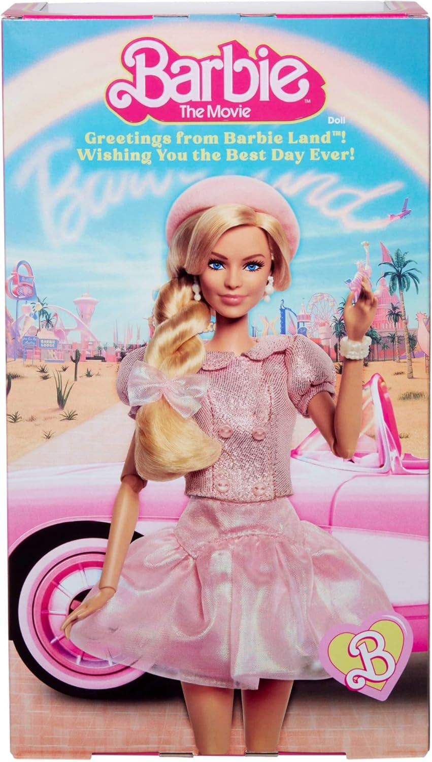 Barbie The Movie Gebaseerd op de film Margot Robbie als Barbie verzamelfiguur in roze blouse en tule rok met gestileerd kapsel en bijpassende sieraden JBJ53