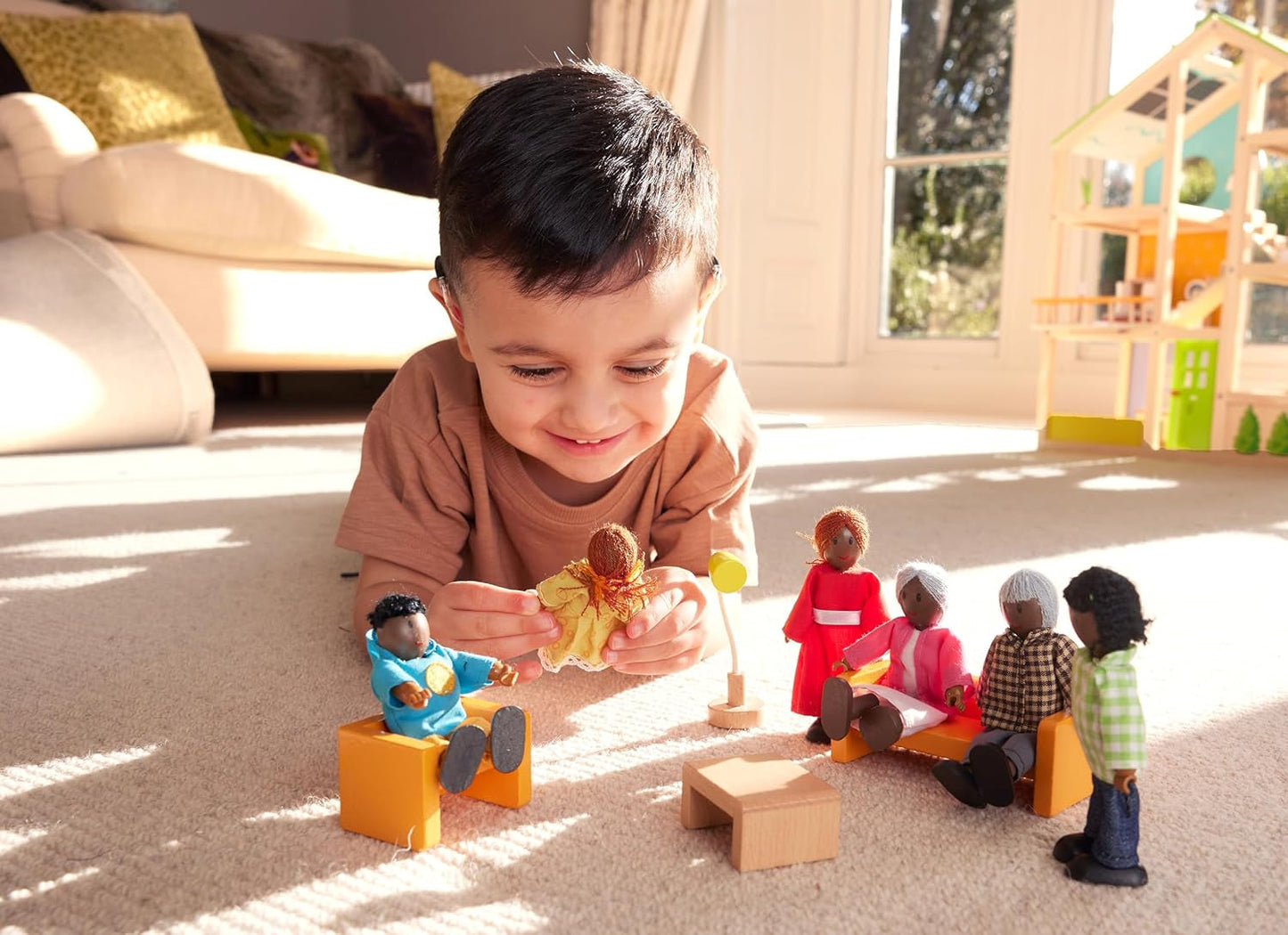 Hape Doll Family - 6-delige donkerleren poppenhuisaccessoireset met houten en stoffen figuren, fantasiespel, educatief speelgoed, interactief leerspeelgoed voor kinderen vanaf 3 jaar